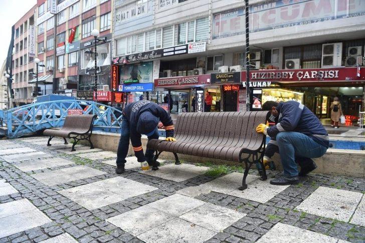 Vatandaş uyarıyı dinlemedi, belediye ekipleri bankları tek tek söktü G5