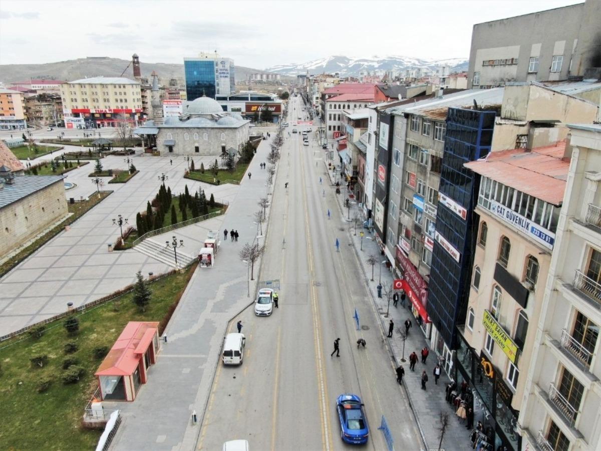 Erzurum&rsquo;da polisin denetimleri ve maske dağıtımı devam ediyor
