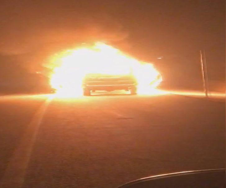 Arnavutköy'de otomobil alev alev yandı G1