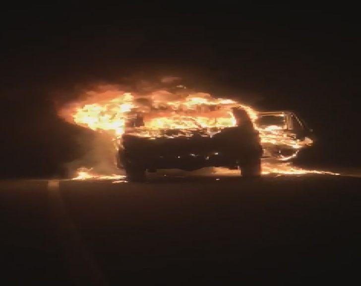 Arnavutköy'de otomobil alev alev yandı G2