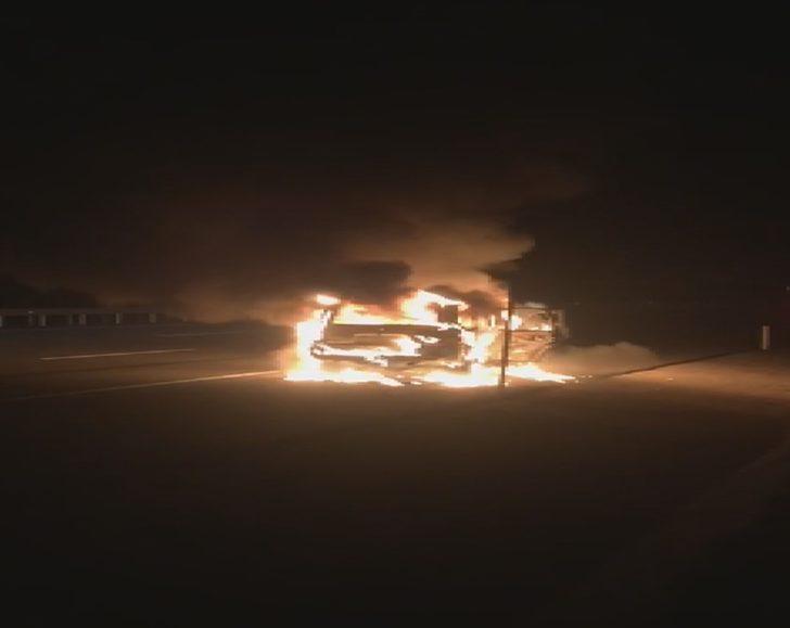 Arnavutköy'de otomobil alev alev yandı G3