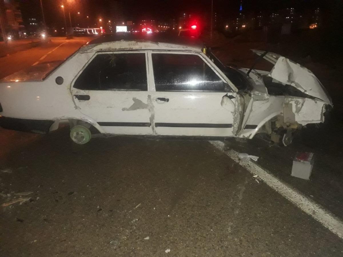 Otomobil ref&uuml;je &ccedil;arptı, s&uuml;r&uuml;c&uuml; kazayı k&uuml;&ccedil;&uuml;k sıyrıklarla atlattı
