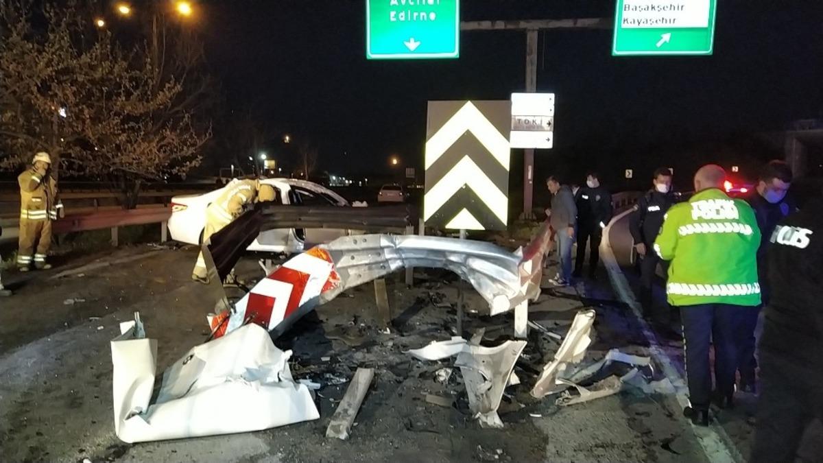 TEM&rsquo;de otomobil bariyerlere ok gibi saplandı: 2&rsquo;si ağır 3 yaralı