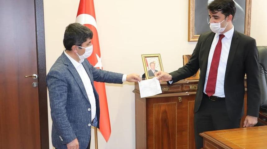 Başkan Erg&uuml;, Nisan ayı maaşını Tufanbeyli Kaymakamlığına bağışladı