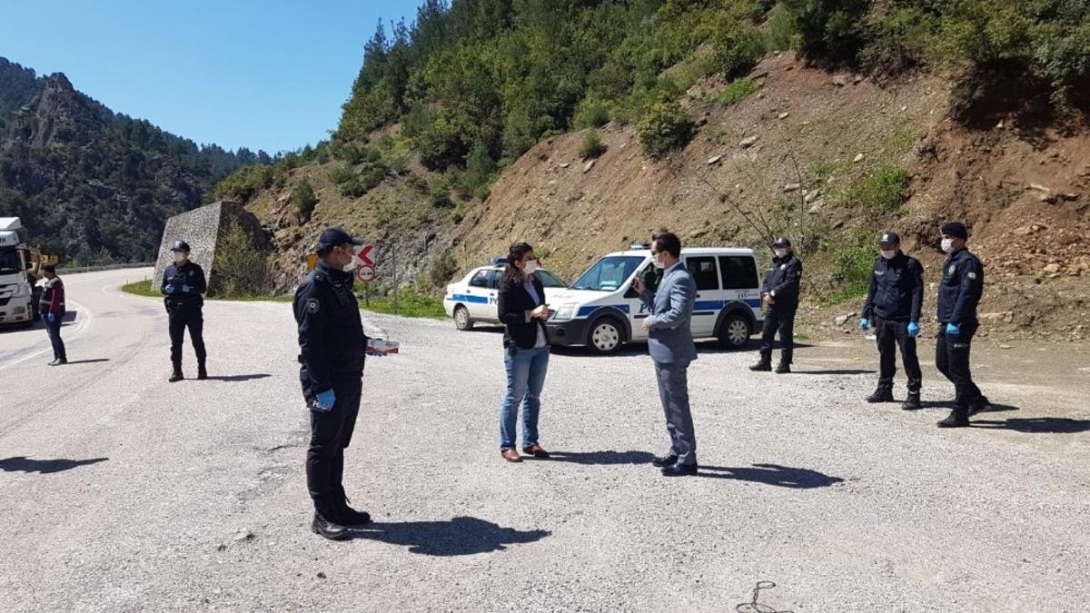 Feke&rsquo;de usta &ouml;ğreticilerin maske mesaisi