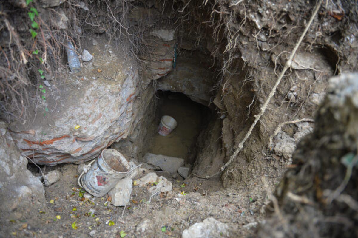 Koronavir&uuml;s yasaklarını fırsat bilen defineciler Şile'de tarihi yapıyı talan etti