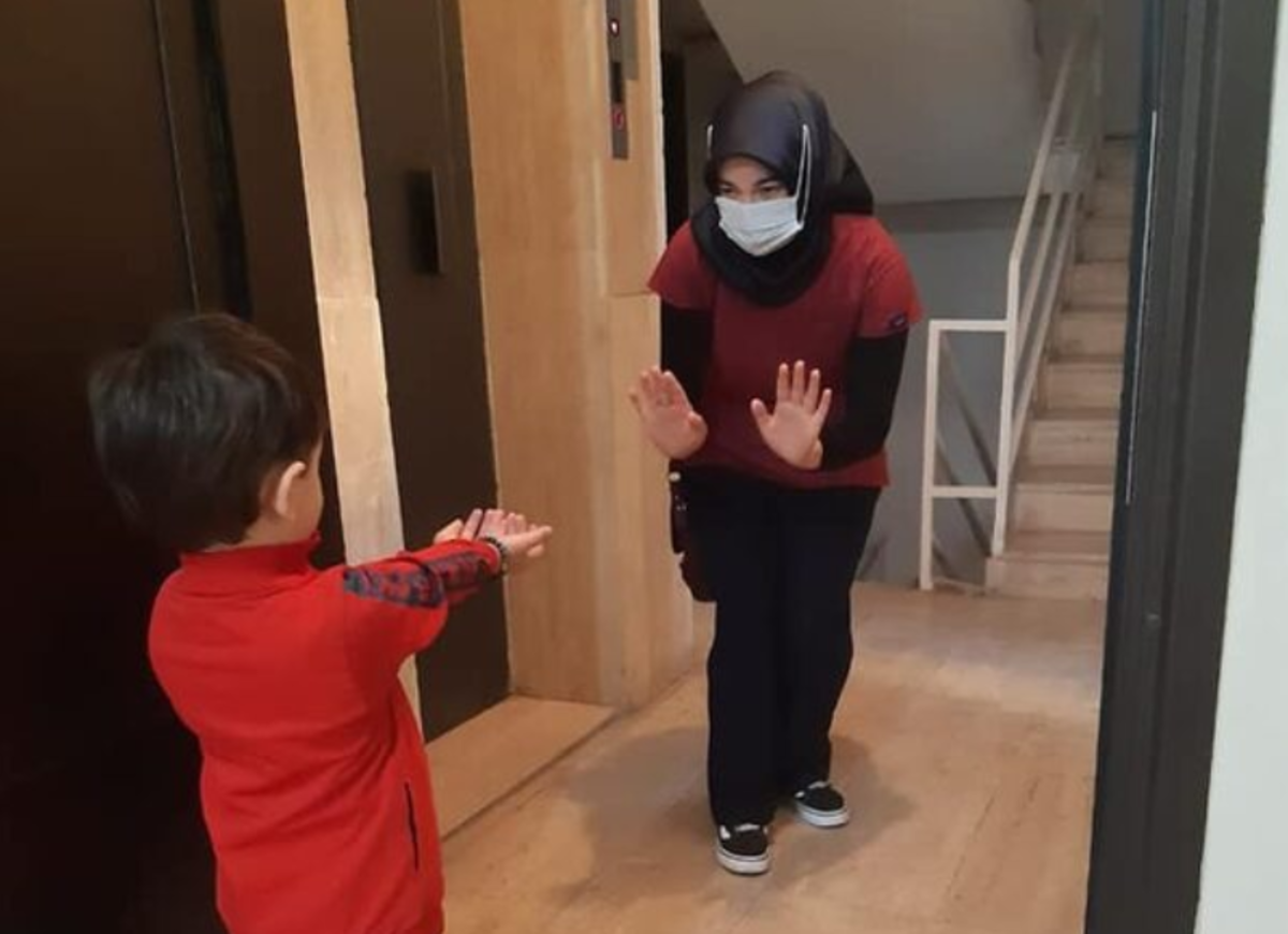 Pandemi hemşiresinin minik oğluyla duygusal g&ouml;r&uuml;şmesi