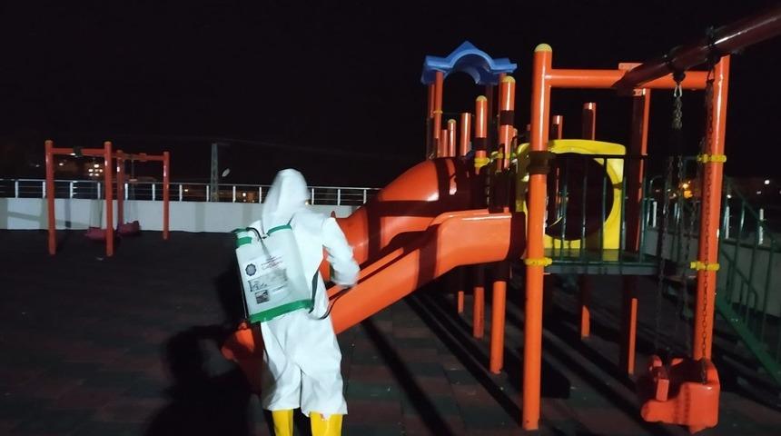 Silvan’da çocuk oyun parkları dezenfekte edildi
