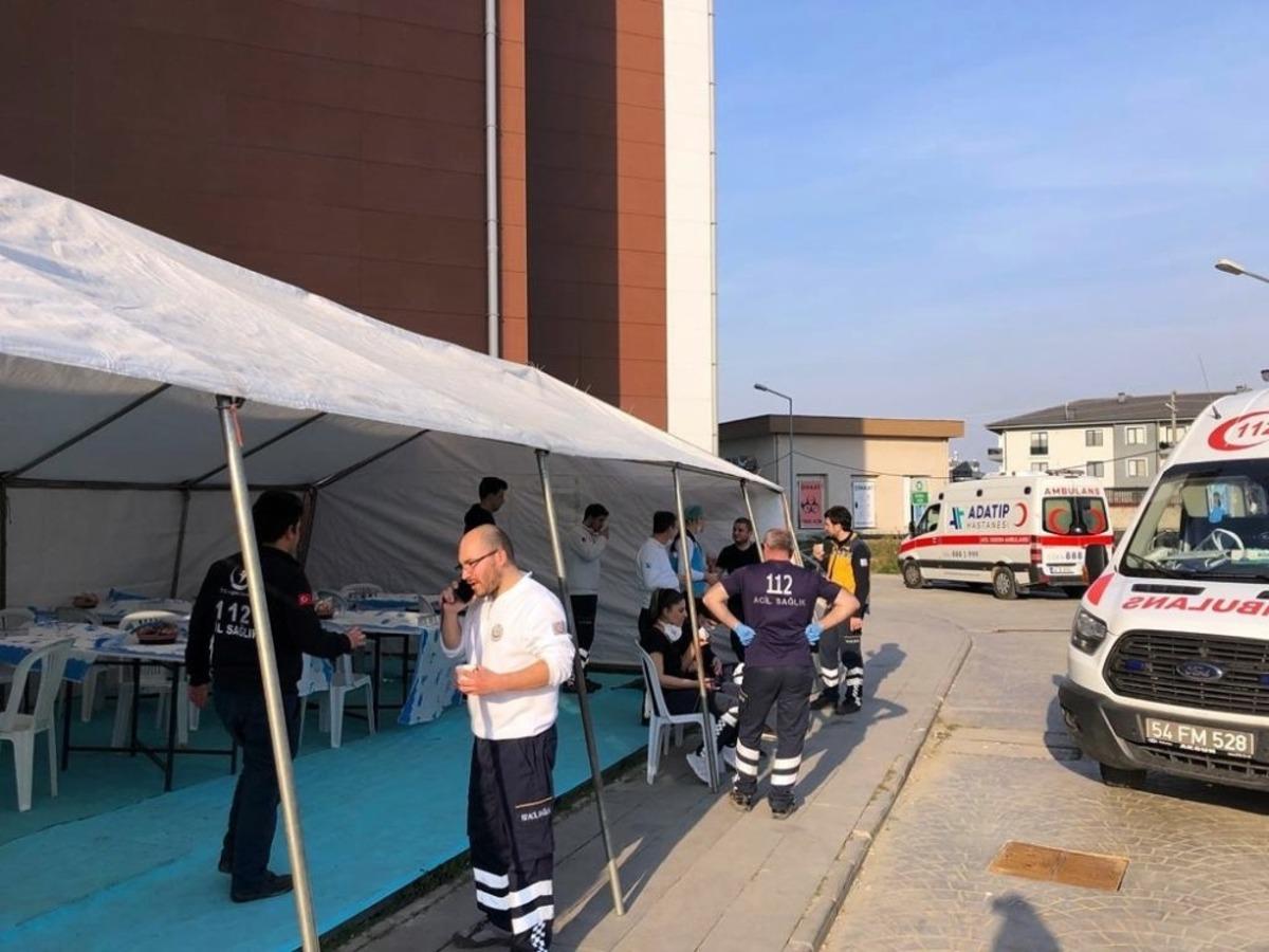 Ambulansların dezenfekte edildiği b&ouml;lgeye destek &ccedil;adırı kuruldu