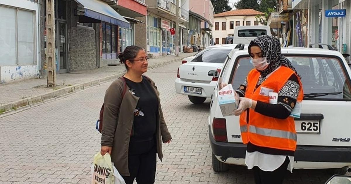 Mut Belediyesi ekipleri, sokak sokak gezip vatandaşa maske dağıttı