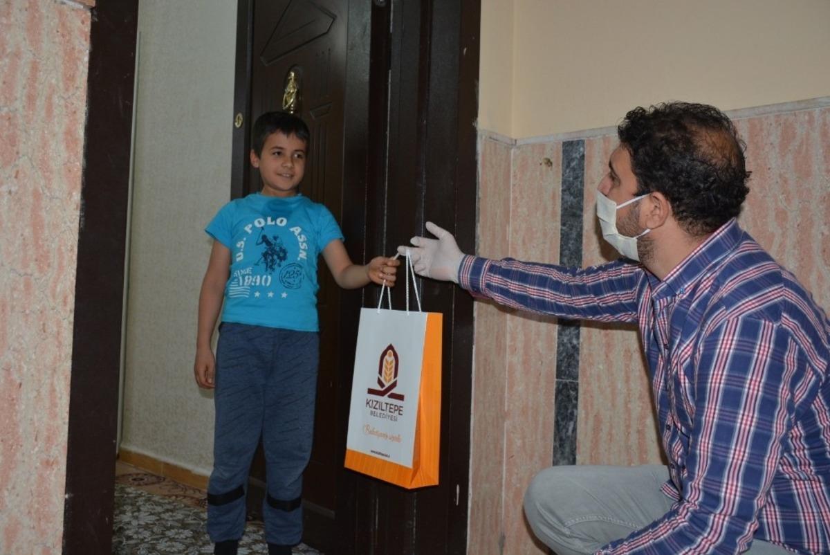 Kızıltepe&rsquo;de ilkokul &ouml;ğrencilerine kitap dağıtılıyor