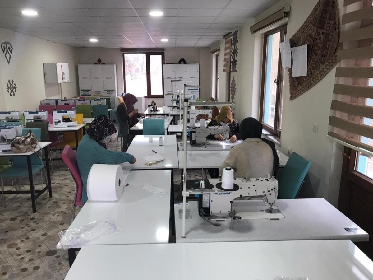 Bah&ccedil;esaray Halk Eğitim Merkezi&rsquo;nde, maske &uuml;retimine başlandı