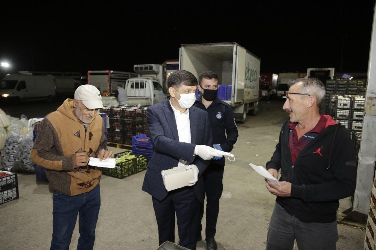 B&uuml;y&uuml;kşehir Belediyesi Toptancı Hal&rsquo;de maske dağıtımı yaptı