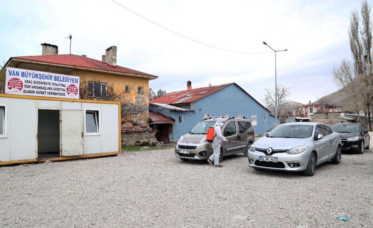 Van B&uuml;y&uuml;kşehir Belediyesi sivil ara&ccedil;ları da dezenfekte ediyor