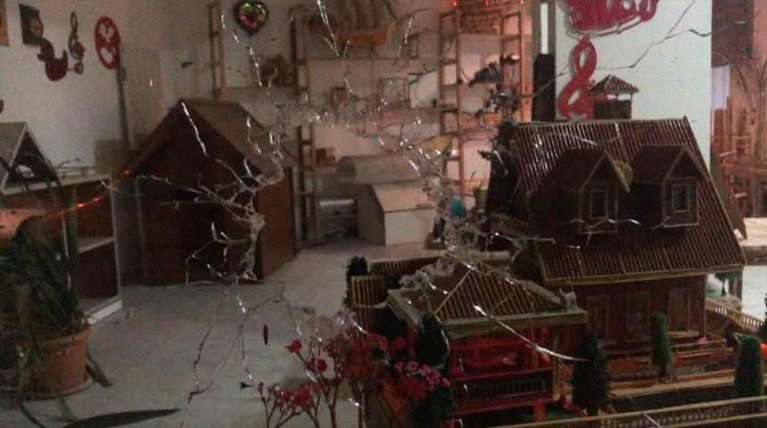 Bursa'da iş yerine silahlı saldırı anı g&uuml;venlik kamerasında