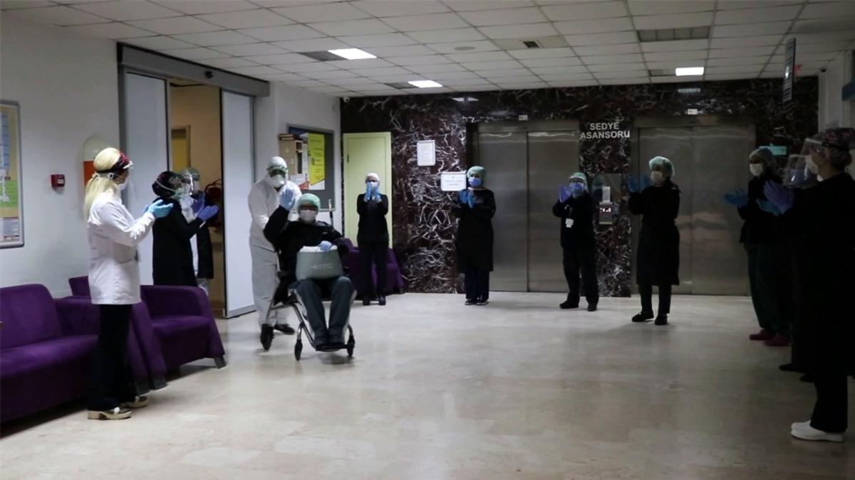 Korona vir&uuml;sten iyileşen hasta alkışlarla taburcu oldu