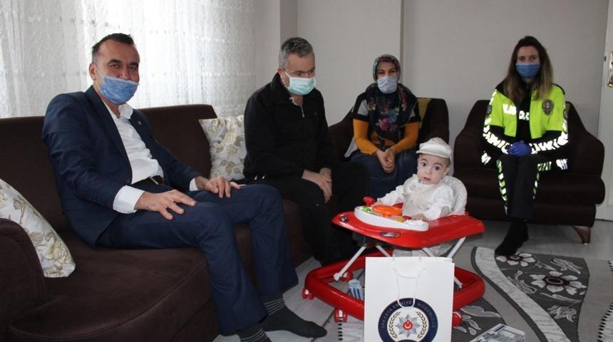 Hayata tutunan Yusuf bebeğe Emniyet M&uuml;d&uuml;r&uuml; Kaya&rsquo;dan hediye