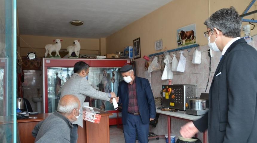 Kaymakam &Ccedil;alışır maske dağıttı