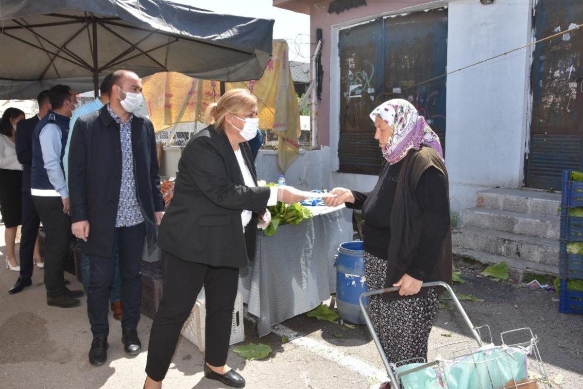 Başkan Erdem, pazarda maske dağıttı