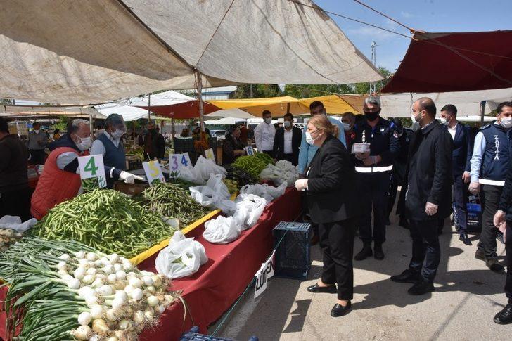 Başkan Erdem, pazarda maske dağıttı G2