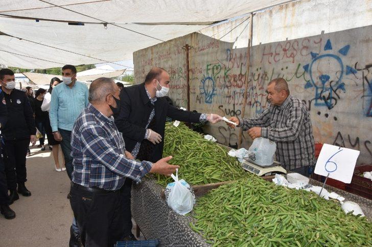 Başkan Erdem, pazarda maske dağıttı G5