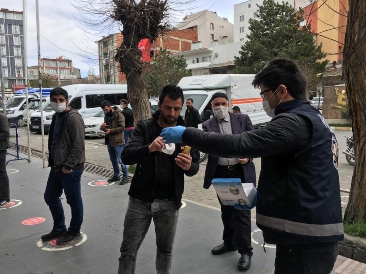 Kars Valiliği binlerce &uuml;cretsiz maske dağıttı