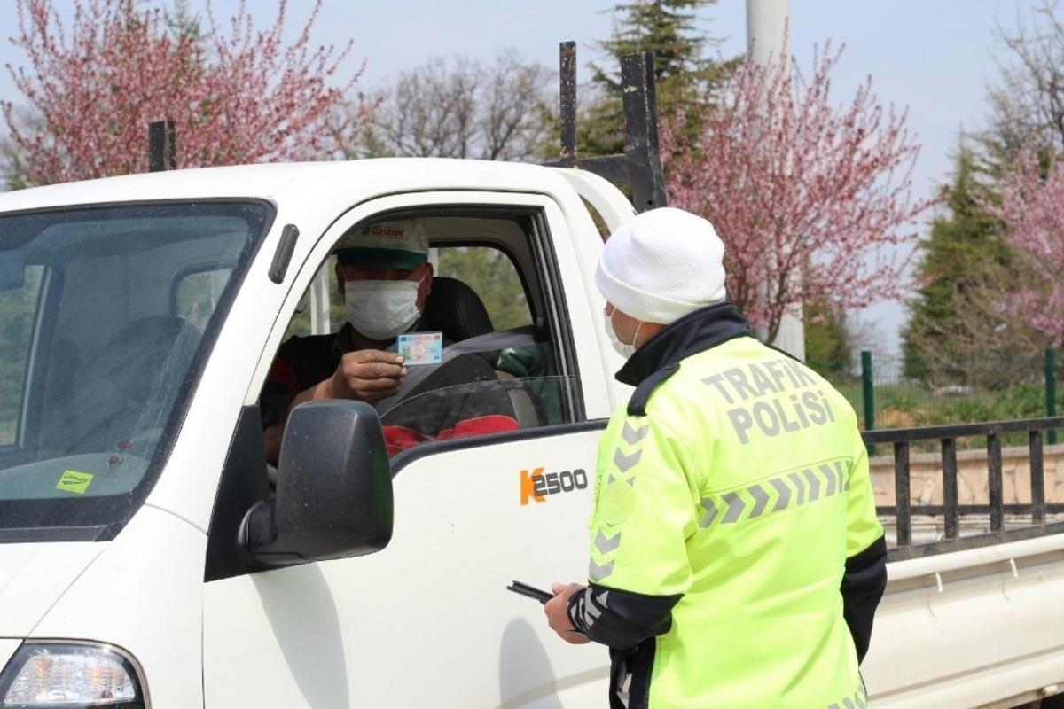 S&uuml;r&uuml;c&uuml;lere, maske, cep telefonu ve emniyet kemeri denetimi
