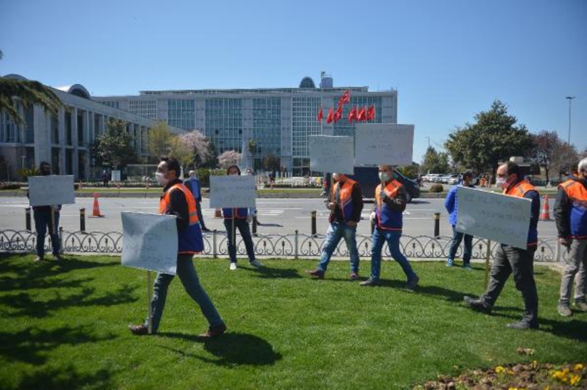 Taşeron iş&ccedil;ilerden İBB &ouml;n&uuml;nde 'sosyal mesafeli' eylem
