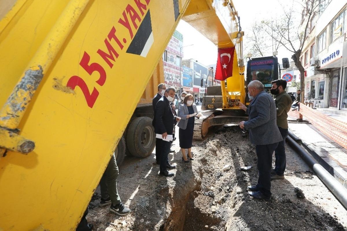 İn&ouml;n&uuml; trafiğe kapandı, 50 yıllık altyapının yenilenmesi başladı