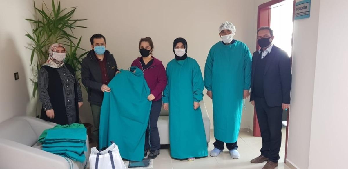 Ev hanımları cerrahi kıyafet i&ccedil;in kolları sıvadı