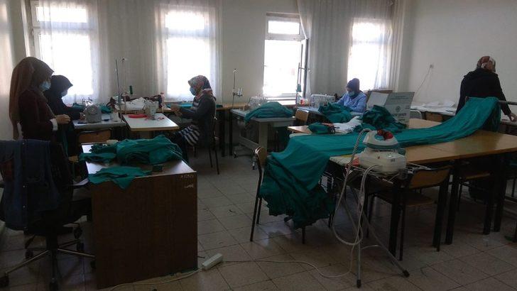 Ev hanımları cerrahi kıyafet için kolları sıvadı G2