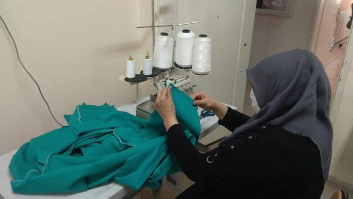 Ev hanımları cerrahi kıyafet için kolları sıvadı G3