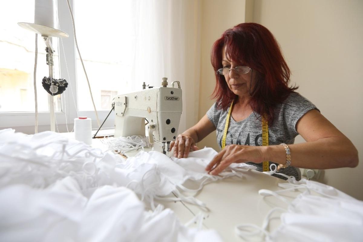 Modacılığı bıraktı maske dikiyor