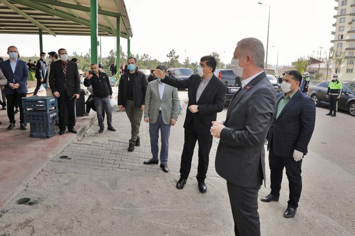 Vali G&uuml;l ile Fadıloğlu semt pazarını gezdi