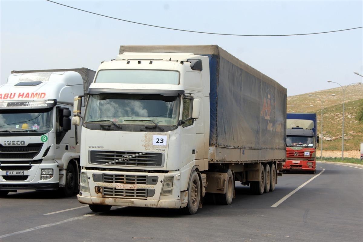 BM'den İdlib'e 63 tır insani yardım