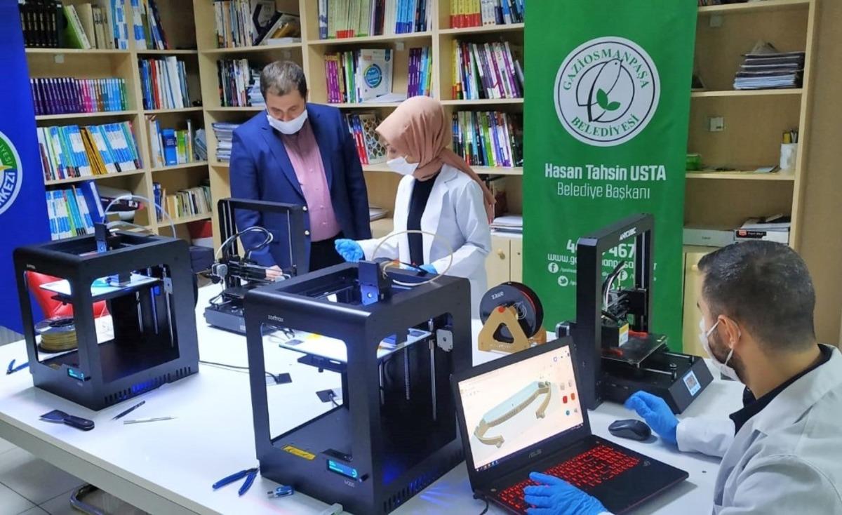 Gaziosmanpaşa Belediyesi y&uuml;z koruyucu siperlik maske &uuml;retimine başladı