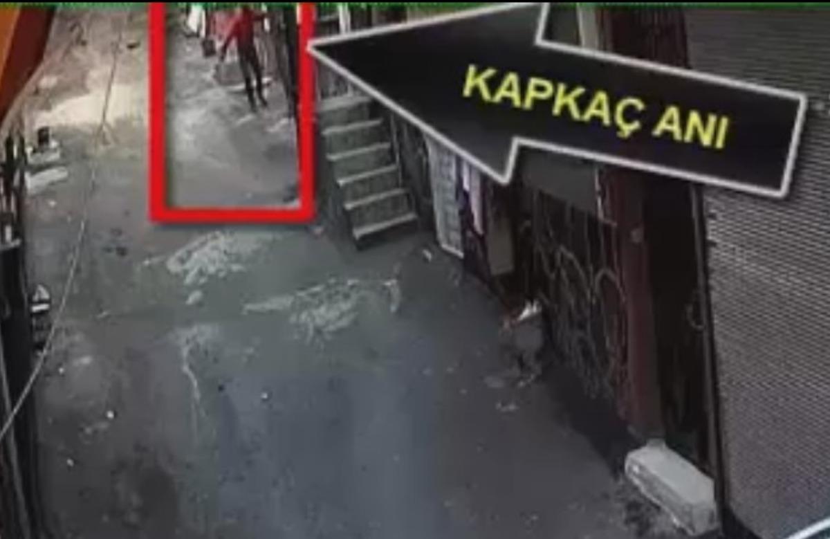 3 yaşındaki &ccedil;ocuğun elindeki telefonu alıp ka&ccedil;tı