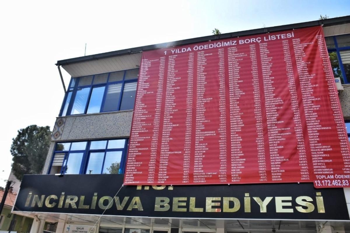 &Ouml;dediği bor&ccedil;ların pankartını belediyeye astırdı