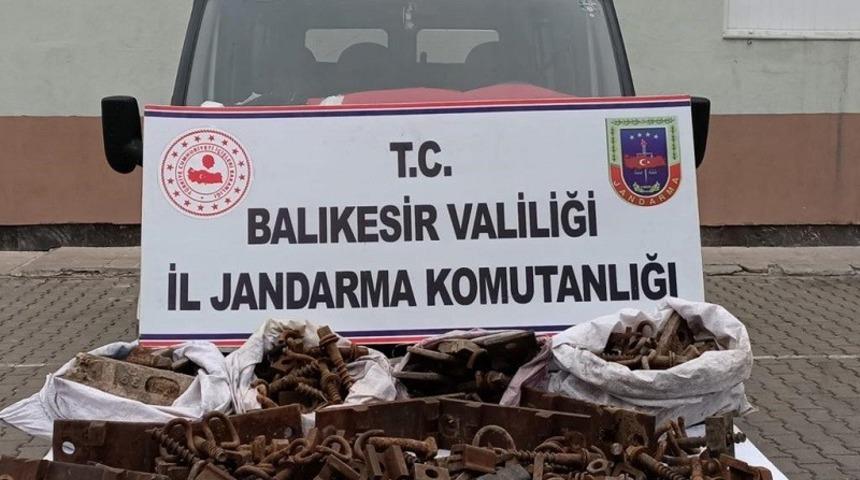 Demir yolu malzemelerini &ccedil;alarken su&ccedil; &uuml;st&uuml; yakalandılar