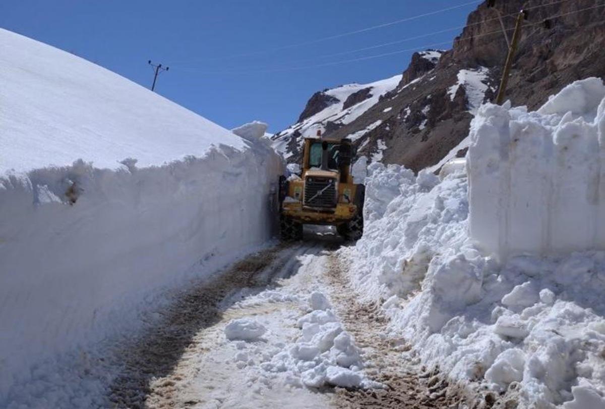 Nisan ayında 4 metreyi bulan karla m&uuml;cadele