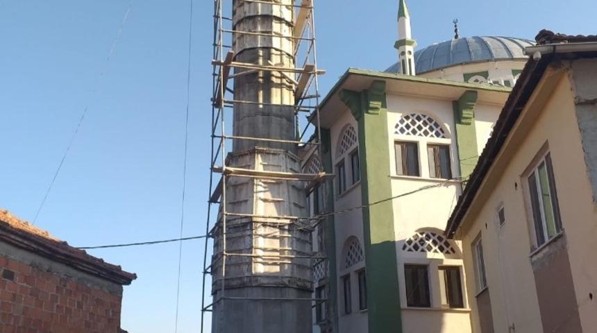 Depremde hasar gören Alifakı Camii’nin minaresi yenileniyor