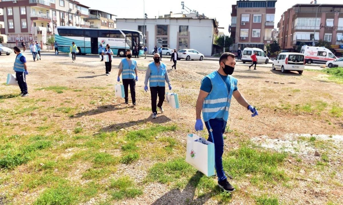 Kepez bir g&uuml;nde 25 bin 897 konuta, 77 bin 691 adet maske dağıttı