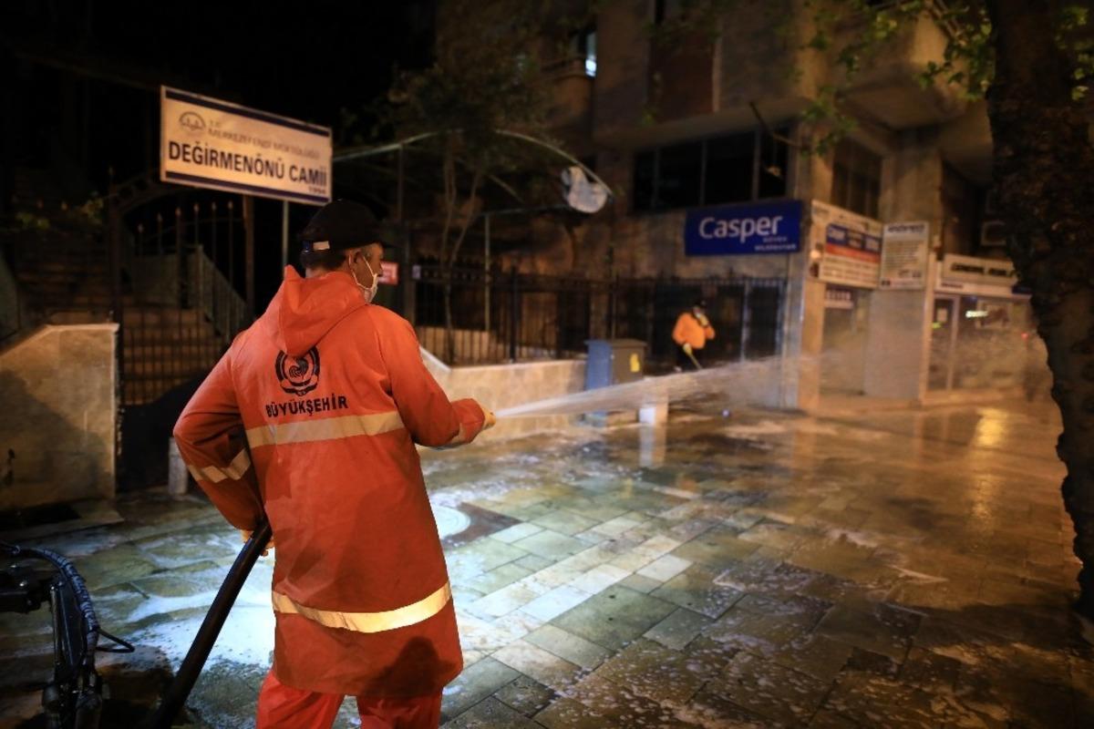 Denizli&rsquo;de caddeler yıkanıp dezenfekte edilmeye devam ediyor