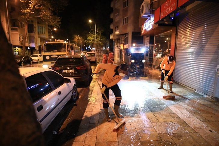 Denizli’de caddeler yıkanıp dezenfekte edilmeye devam ediyor G3