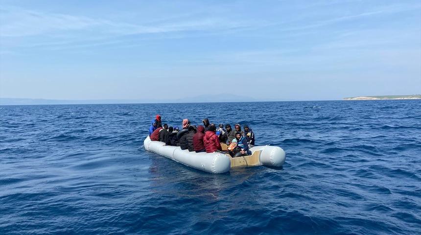 Balıkesir açıklarında Yunan sahil güvenlik unsurlarınca geri itilen 32 sığınmacı kurtarıldı