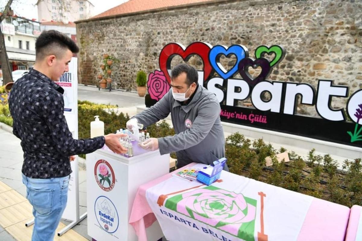 Isparta&rsquo;da vatandaşlara maske ve kolonya dağıtıldı