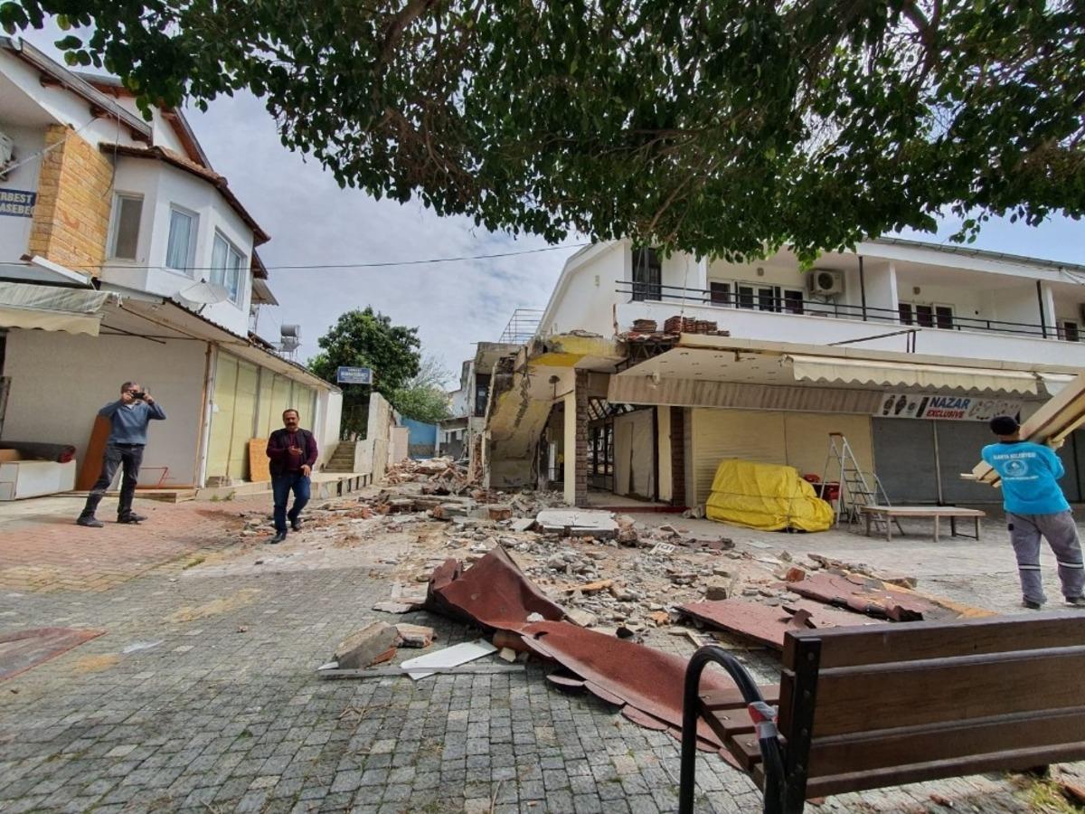 Alanya&rsquo;da mimari projeye aykırı ka&ccedil;ak yapı yıkıldı