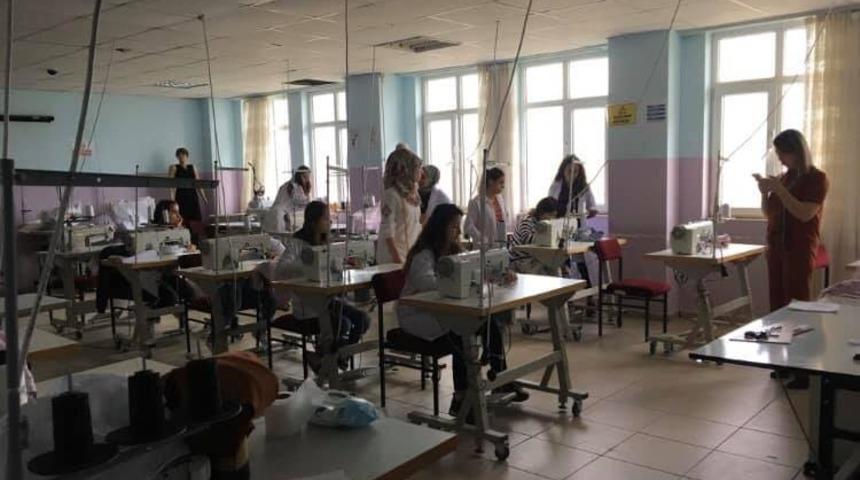 Silopi&rsquo;de lise &ouml;ğrencileri maske &uuml;retiyor