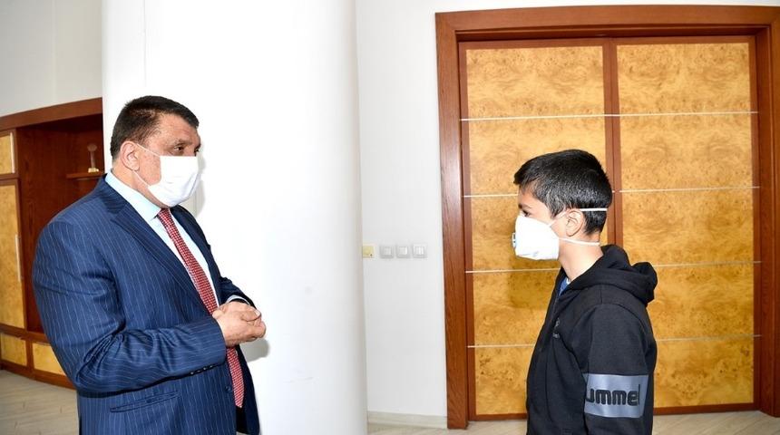 Kampanyaya burs parasını bağışladı