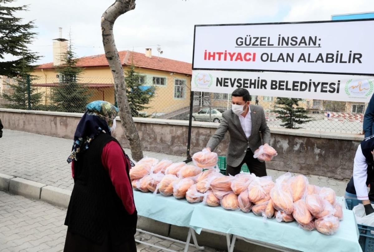 Sofranızdaki lokma projesiyle mahallelerde &uuml;cretsiz ekmek dağıtımına başlandı